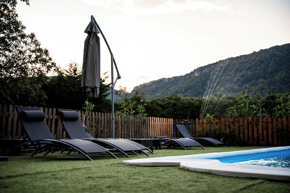 Outdoor pool, open 10:00 AM to 8:00 PM, pool umbrellas, sun loungers - Biltegi Etxea  (Valle de Arana)