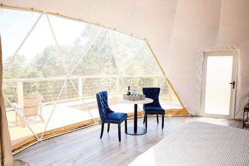 Fox Wood Luxury Dome with large deck, Indoor Jacuzzi, built-in hammock and mountain views - only 15 minutes from downtown Eureka Springs and 8 minutes from Beaver Lake.