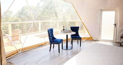 Fox Wood Luxury Dome with large deck, Indoor Jacuzzi, built-in hammock and mountain views - only 15 minutes from downtown Eureka Springs and 8 minutes from Beaver Lake.