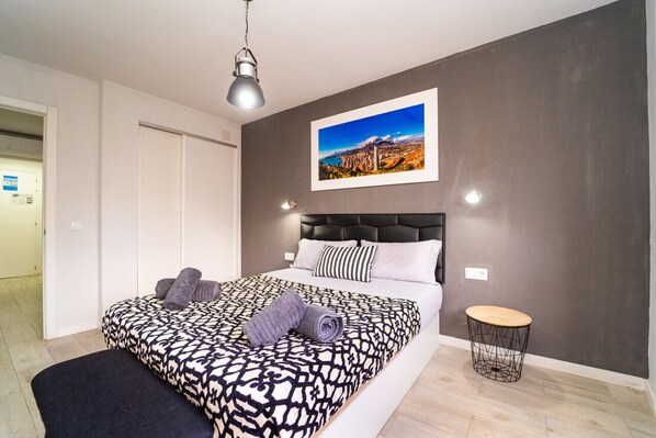 1 habitación, escritorio, tabla de planchar con plancha y wifi 