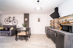 Refrigerador, microondas, parrilla de estufa y cafetera y tetera 