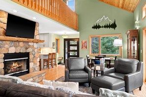 Smart TV, chimenea y libros 