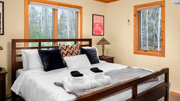 3 bedrooms, desk, iron/ironing board, travel crib