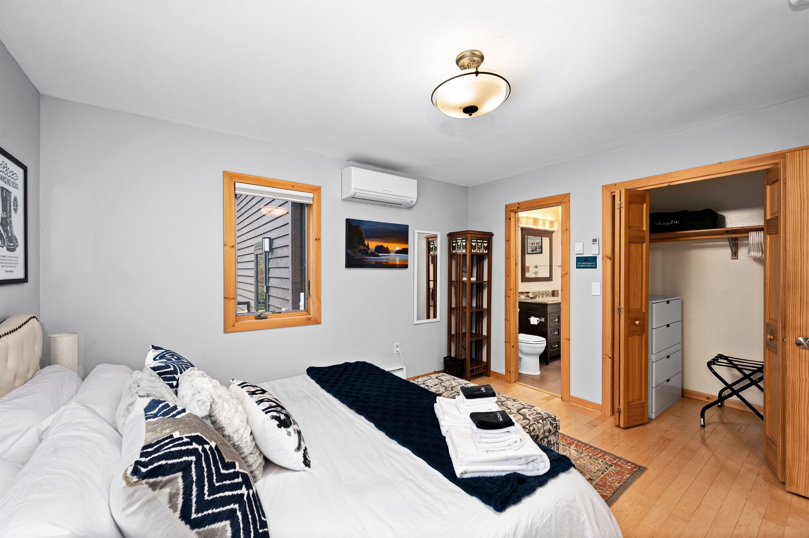 3 camere, una scrivania, ferro/asse da stiro, culla da viaggio