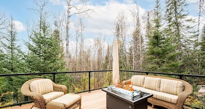 Grand Marais Escape: 3min to Town, 15min to Lutsen Mt. - Accommodates 6