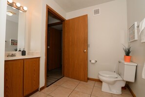 SĂšche-cheveux, serviettes fournies, savon, papier toilette