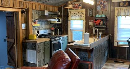 Holly Hill Farm House, Only 6 Miles from Downtown Mount Airy, NC, Sleeps 4