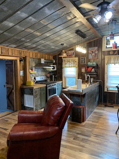 Holly Hill Farm House, Only 6 Miles from Downtown Mount Airy, NC, Sleeps 4