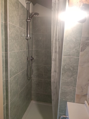 Douche, sèche-cheveux, serviettes fournies, savon