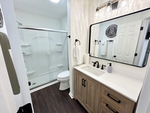 Dusche, Haartrockner, Handtücher, Seife