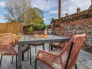 Outdoor dining - 2 bedroom accommodation in Great Snoring (Great Snoring)
