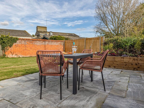 Outdoor dining - 2 bedroom accommodation in Great Snoring (Great Snoring)