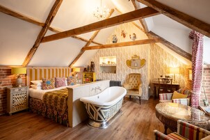 Deluxe Δίκλινο Δωμάτιο (Double) | Υποαλλεργικά κλινοσκεπάσματα, μοναδική διακόσμηση, μοναδική επίπλωση 