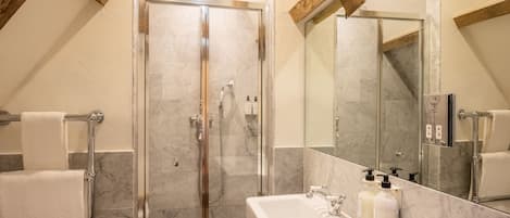 Deluxe-Doppelzimmer | Badezimmer | Komfortbadewanne, Designer-Toilettenartikel, Haartrockner, Bademäntel