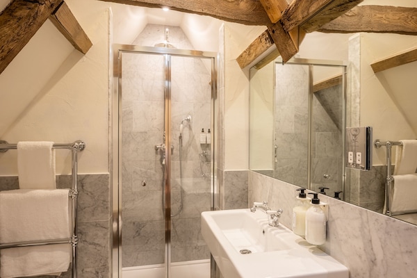 Bañera profunda, artículos de tocador de diseñador, secador de pelo