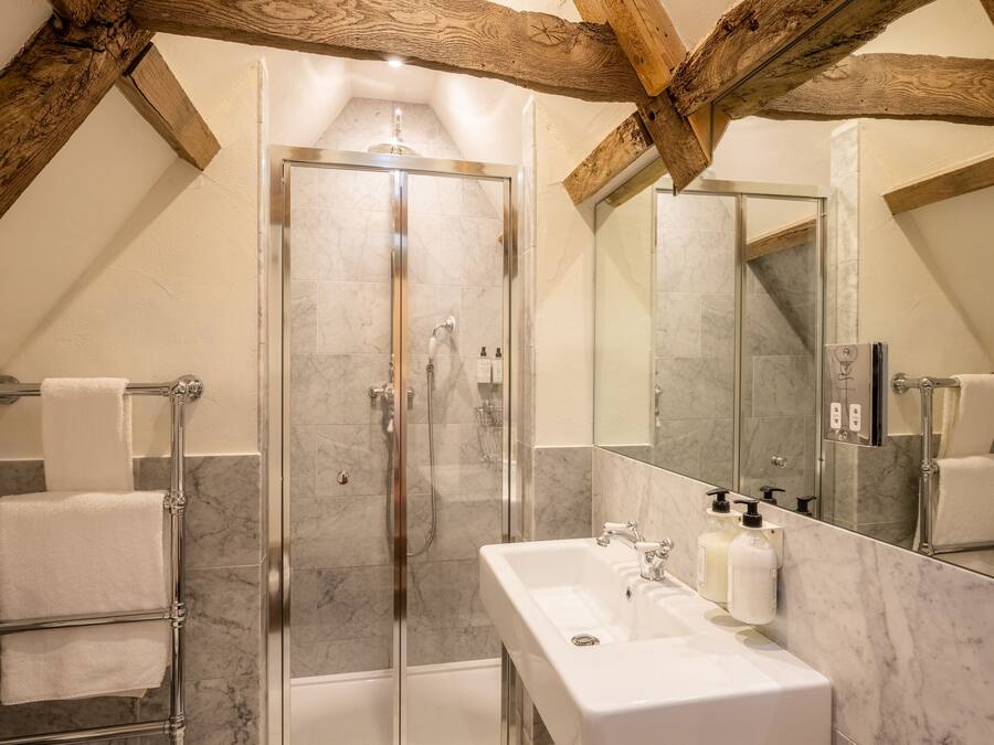 Habitación Deluxe doble | Baño | Bañera profunda y artículos de higiene personal de diseño