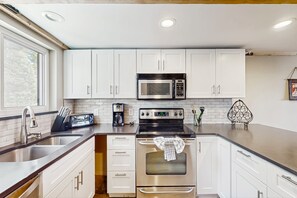 Kühlschrank, Mikrowelle, Ofen, Herdplatte