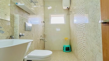 Family Room, Balcony, Mountain View | Desk, soundproofing, free WiFi, bed sheets