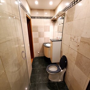 Dusche, Bidet, Handtücher, Seife