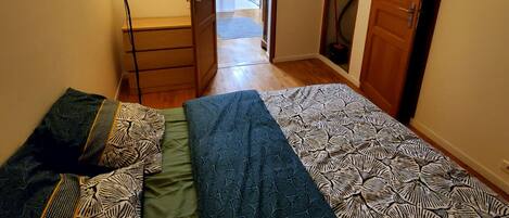 1 bedroom, bed sheets