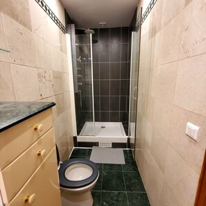 Douche, bidet, serviettes fournies, savon