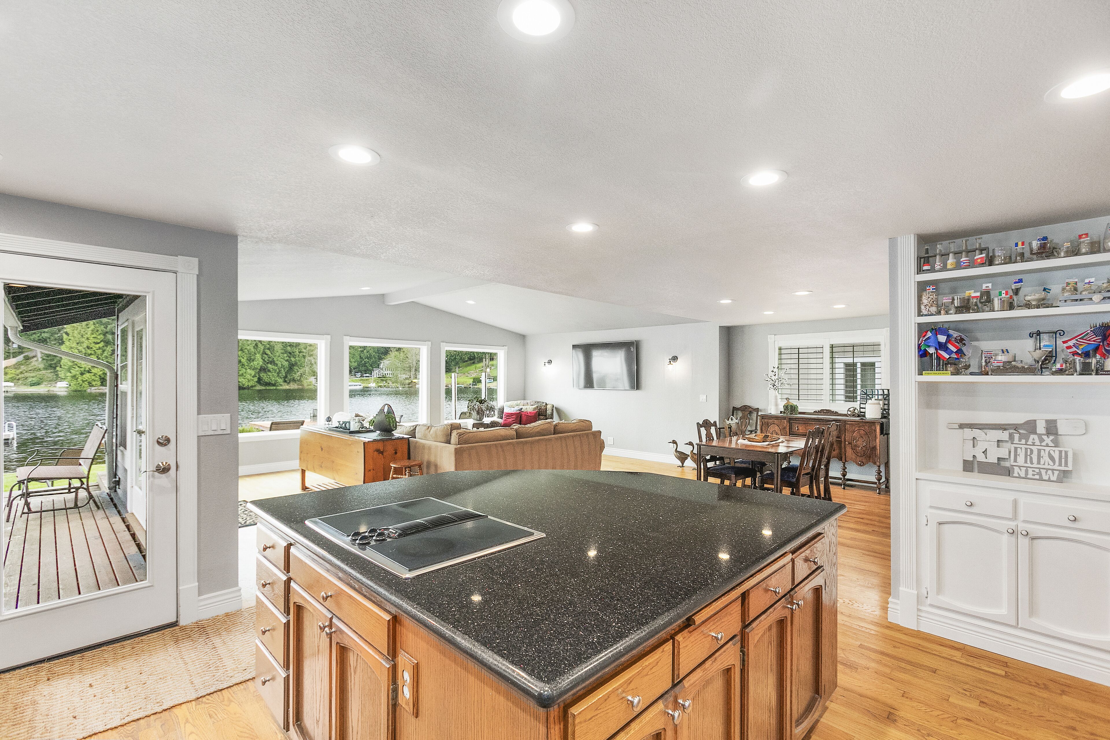 Deluxe House | Private kitchen | Fridge, microwave, oven, stovetop