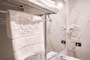 Habitación doble, balcón, vistas al mar | Baño | Ducha, secador de pelo, zapatillas y toallas