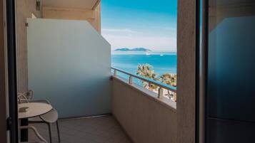 Triple Room With Side Sea View | Free WiFi, bed sheets