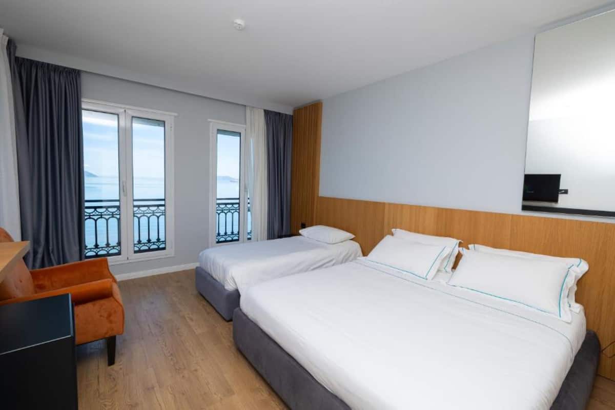 Driepersoonskamer, balkon, uitzicht op zee | 1 slaapkamer, gratis wifi, beddengoed
