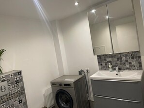 Douche, sèche-cheveux, serviettes fournies, savon