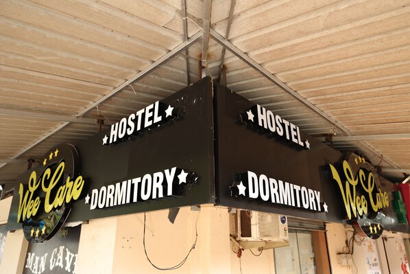 Une auberge de jeunesse avec des panneaux indiquant les zones « AUBERGE » et « DORToir ».