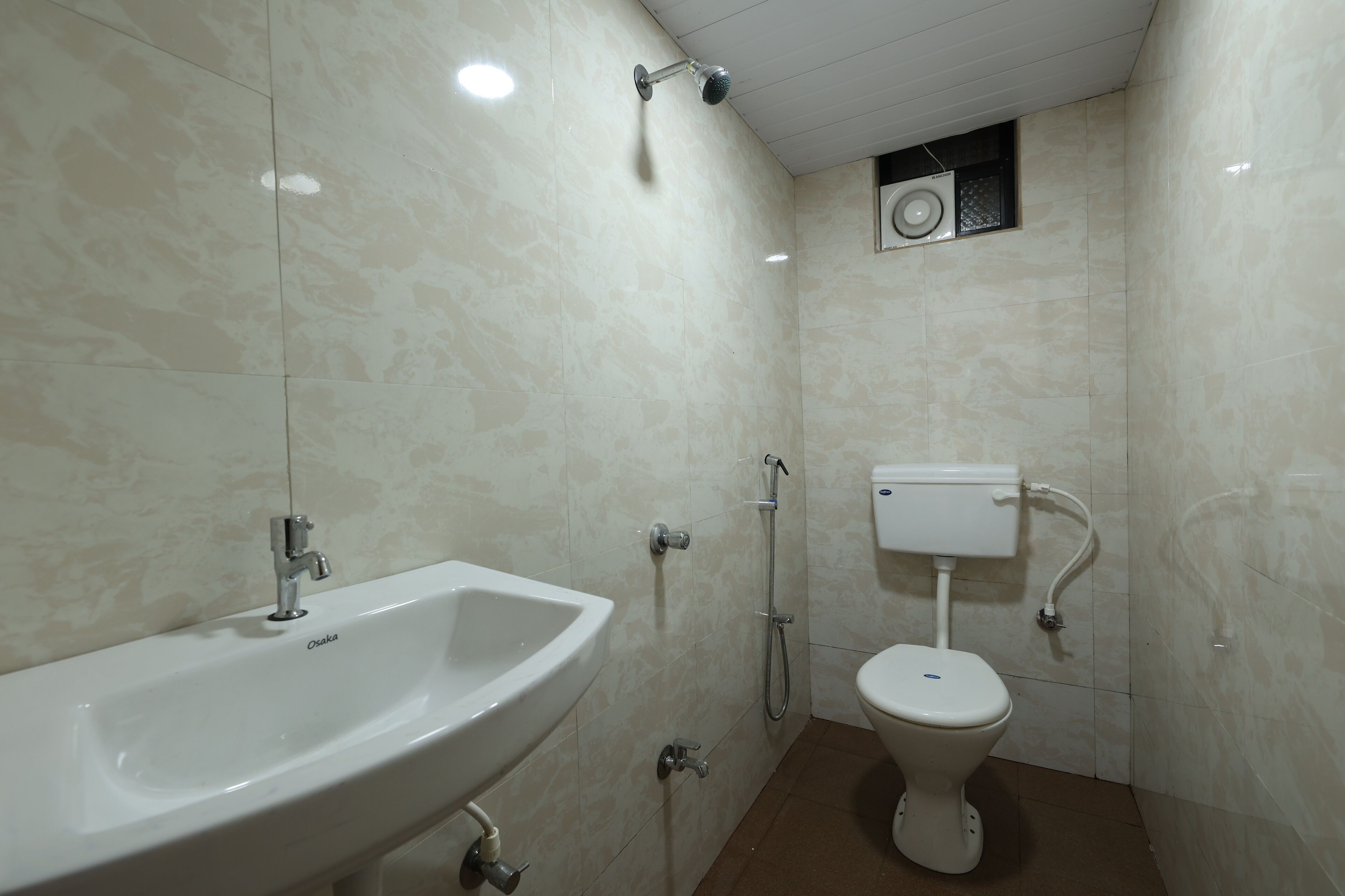 Ein Badezimmer mit Waschbecken, Toilette und Dusche.