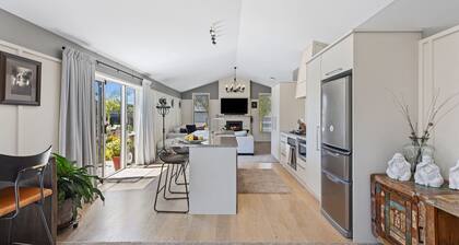 Hunter Lodge - Papamoa Beach Holiday Home