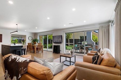 Banksia Retreat - Blenheim Holiday Home