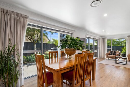 Banksia Retreat - Blenheim Holiday Home