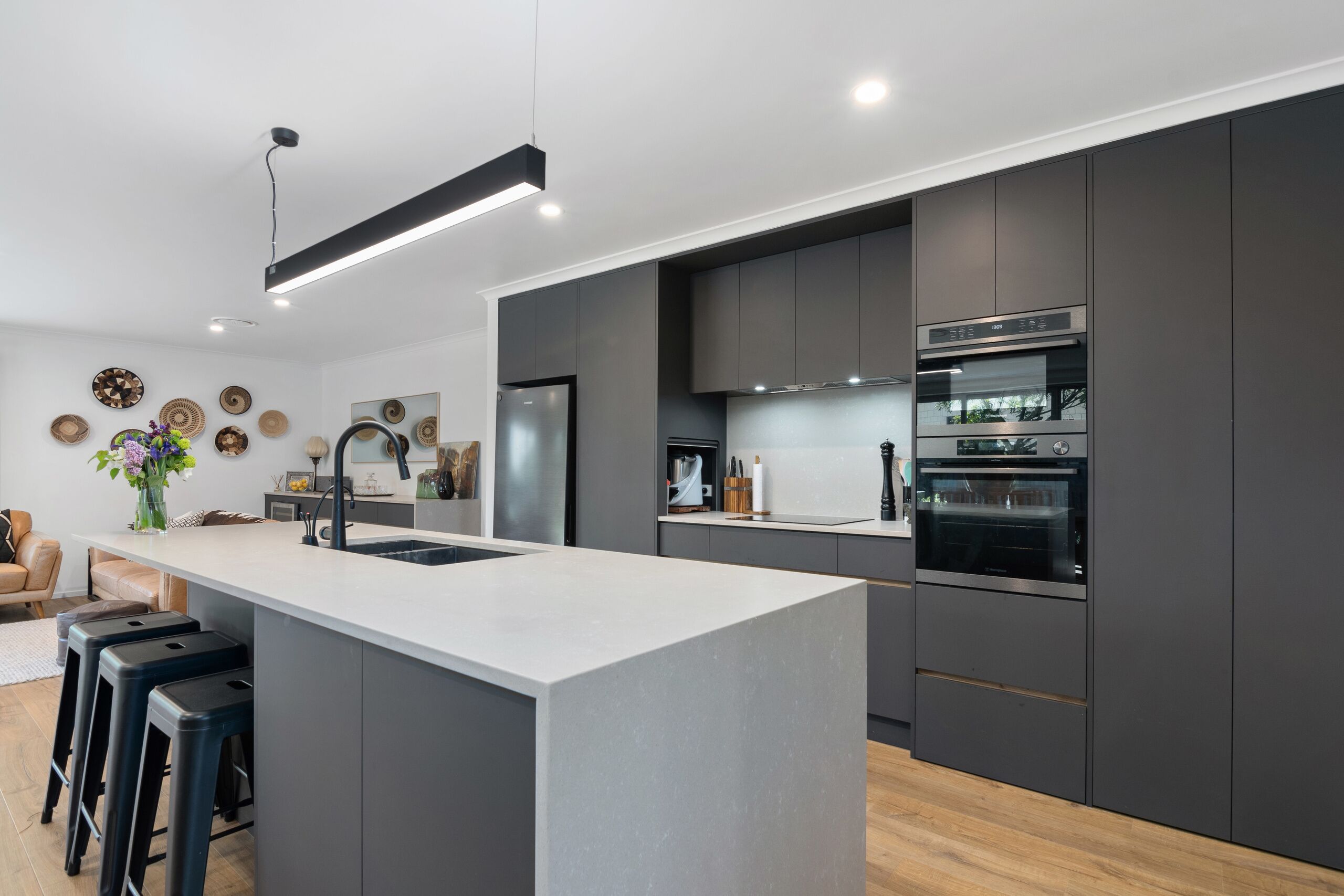 Jääkaappi, mikroaaltouuni, astianpesukone, kahvin-/teenkeitin