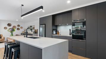 Jääkaappi, mikroaaltouuni, astianpesukone, kahvin-/teenkeitin