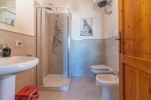 Douche, sĂšche-cheveux, bidet, serviettes fournies