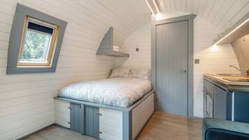 1 bedroom, bed sheets