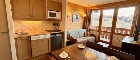 Fridge, oven, coffee/tea maker, toaster