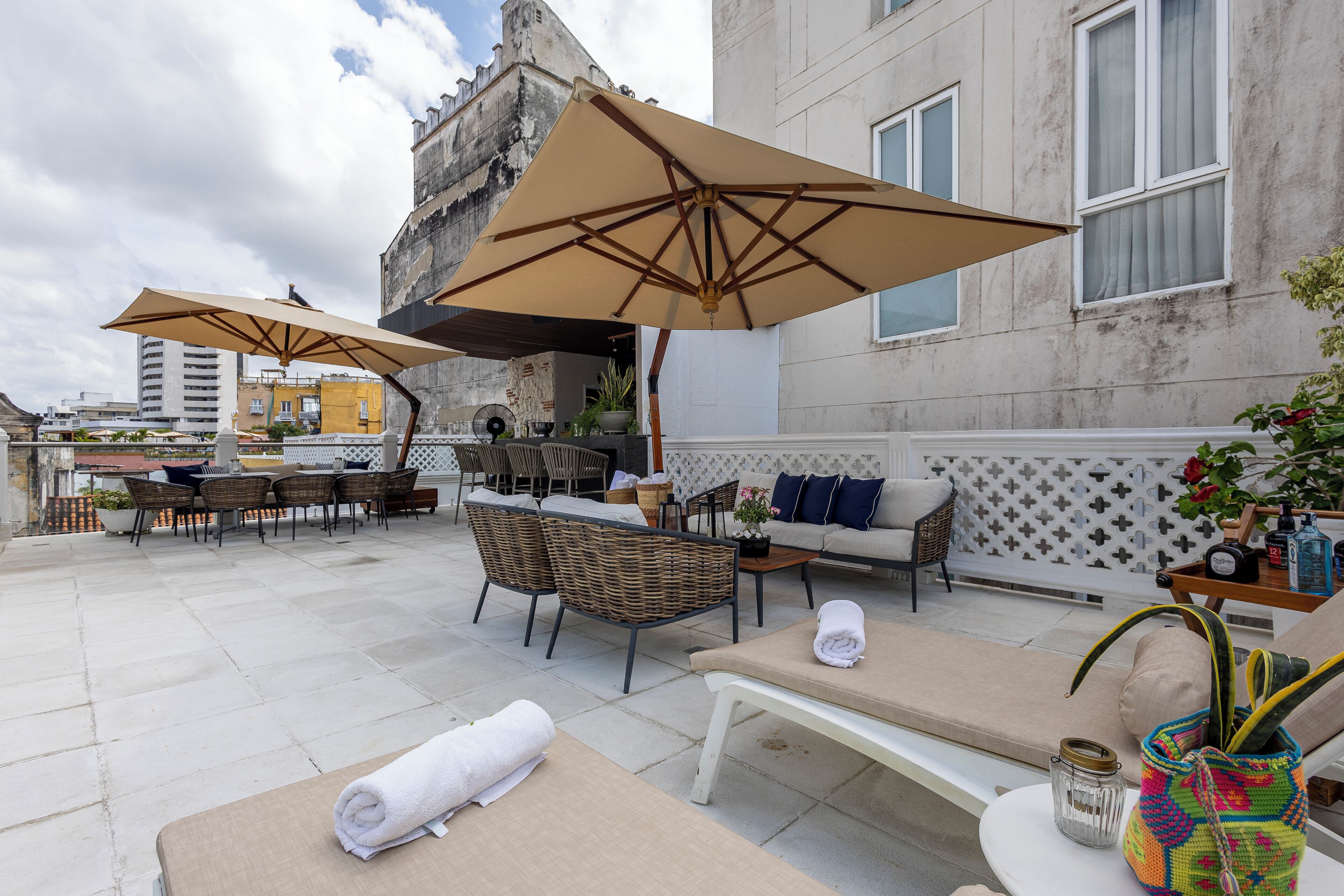 室外游泳池，07:30 至 19:00 开放，池畔遮阳伞，日光浴躺椅