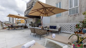 Piscine extérieure, parasols de plage, chaises longues