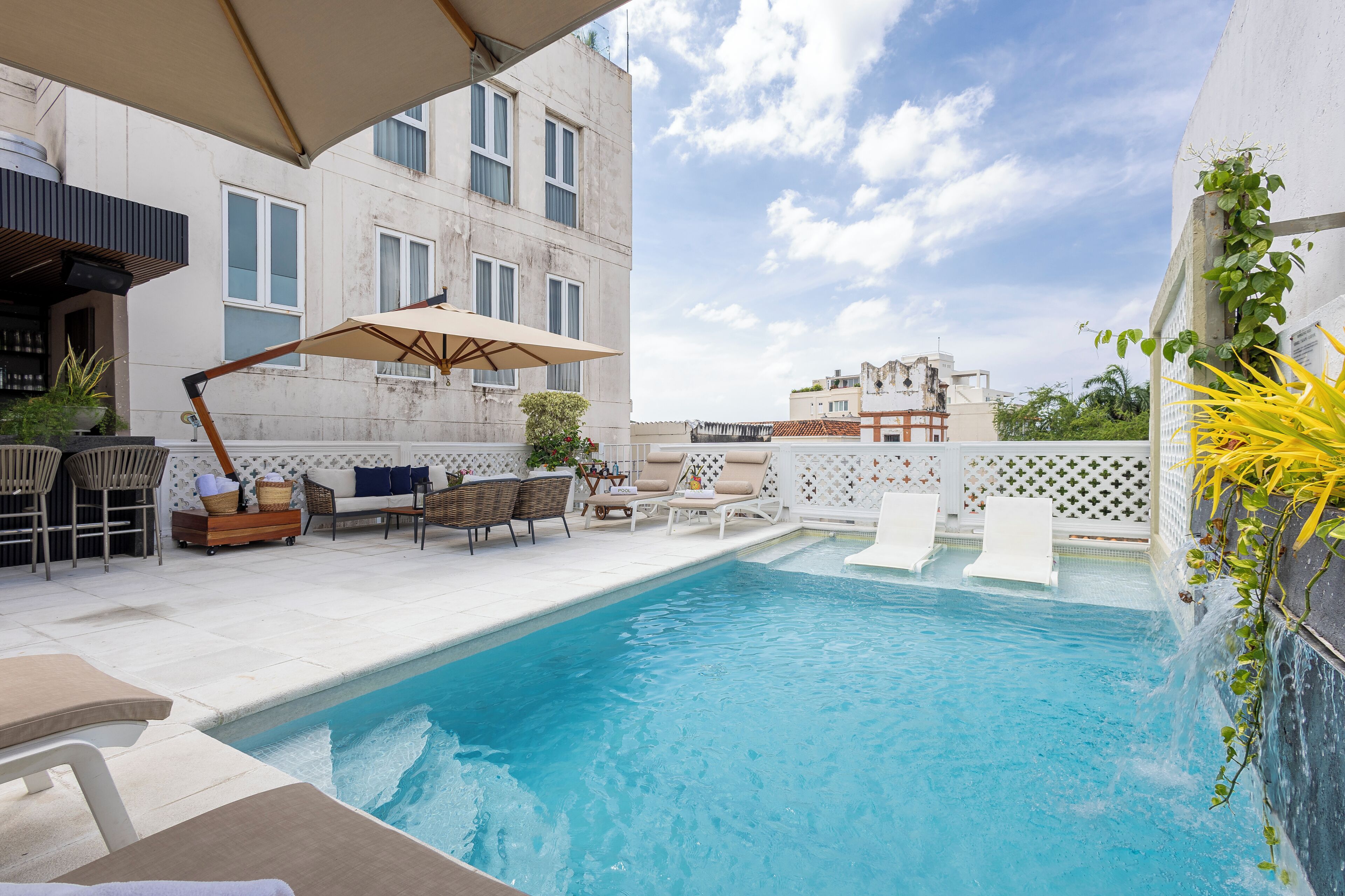 室外游泳池，07:30 至 19:00 开放，池畔遮阳伞，日光浴躺椅