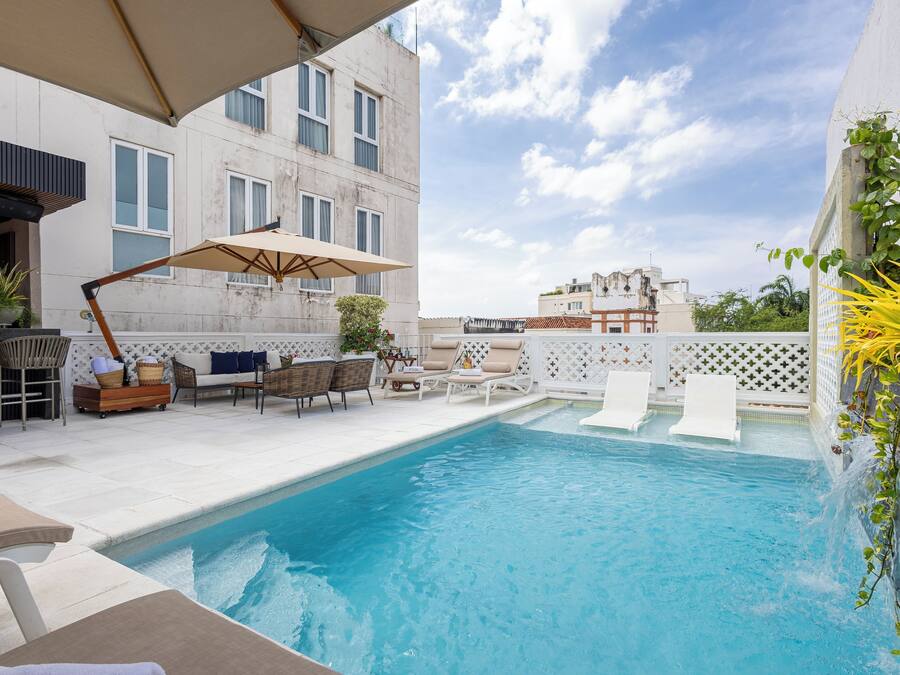 Piscina all'aperto, ombrelloni da piscina, lettini