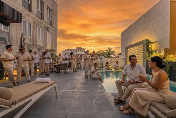 室外游泳池，07:30 至 19:00 开放，池畔遮阳伞，日光浴躺椅