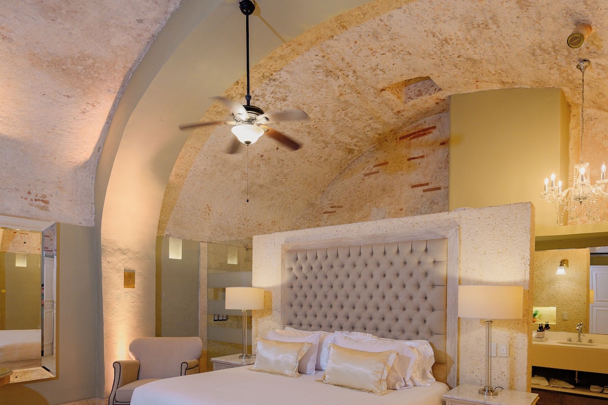 Design Suite, 1 King Bed (Suite El Aljibe) | 1 slaapkamer, lakens van Egyptisch katoen, luxe beddengoed