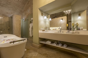 Design Suite, 1 King Bed (Suite El Aljibe) | Bettwäsche aus ägyptischer Baumwolle, hochwertige Bettwaren