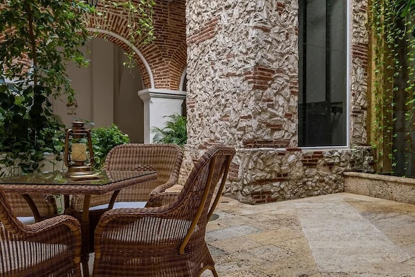 Colonial Standard, 1 Queen Bed | Terrace/patio