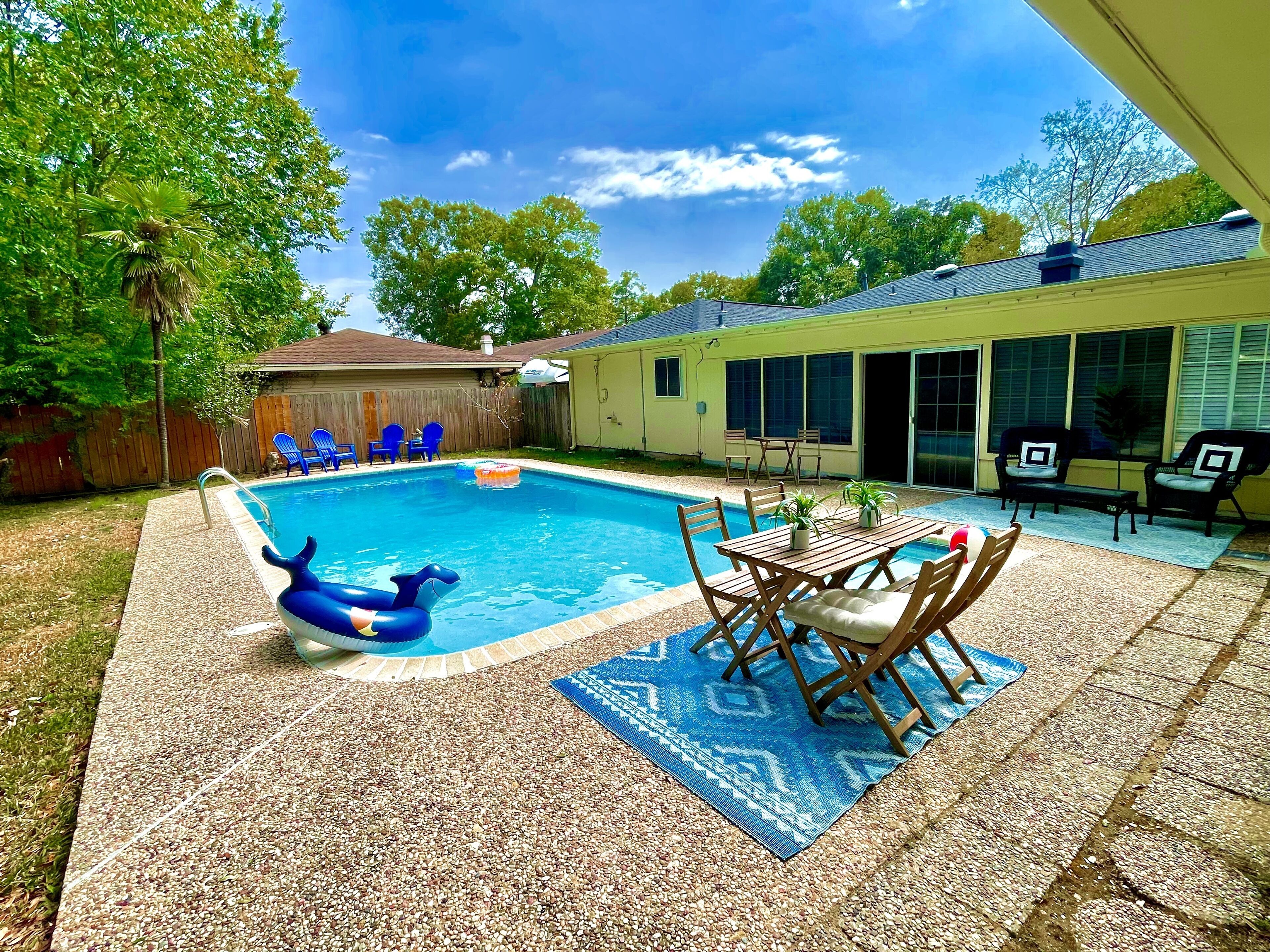 Spacious 3bed 2 bath with 3 King Beds. Pool/Game room. Centrally located