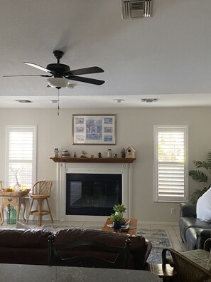 スマートテレビ、暖炉、書庫